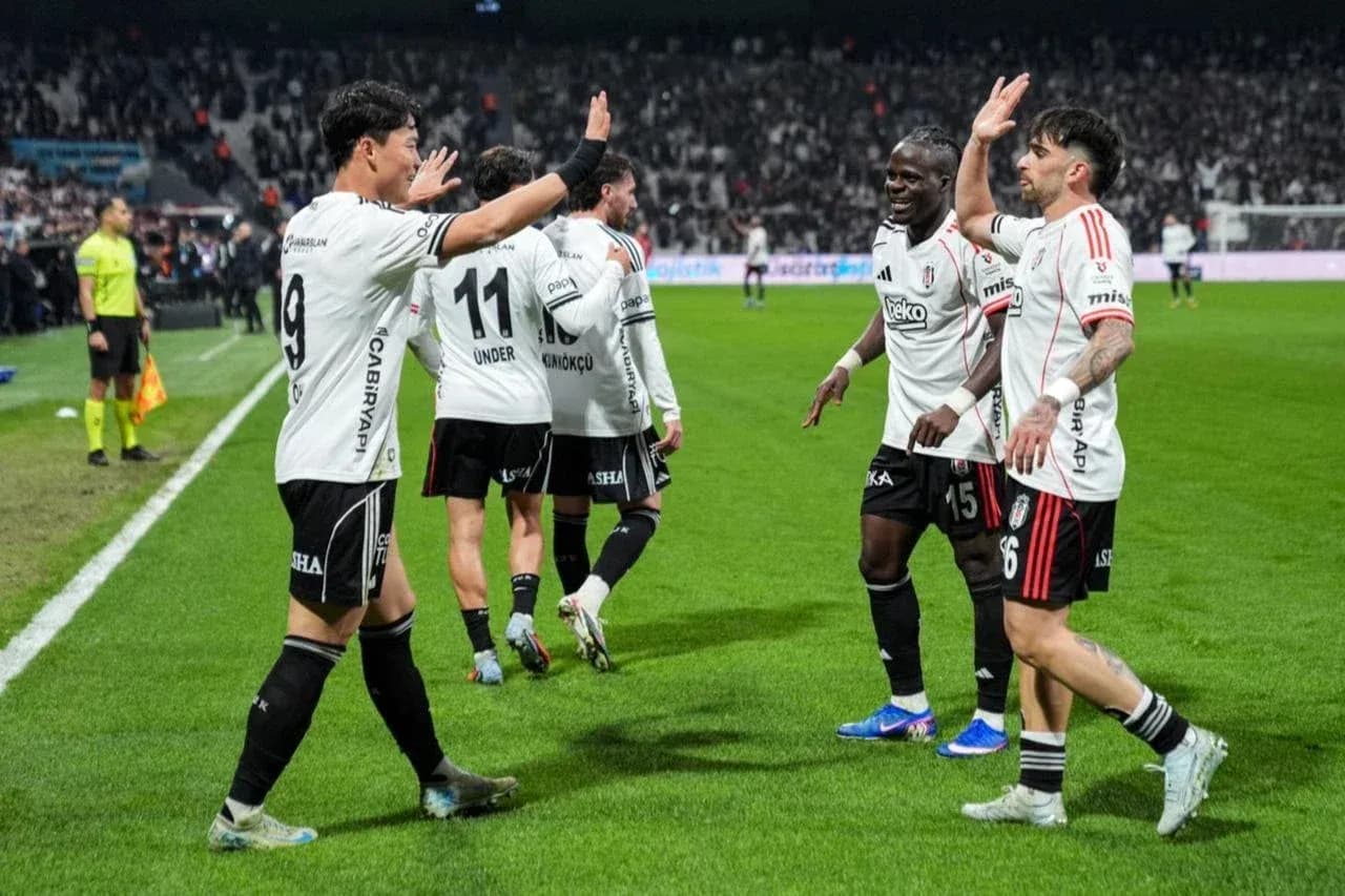 Beşiktaş players celebrating a goal