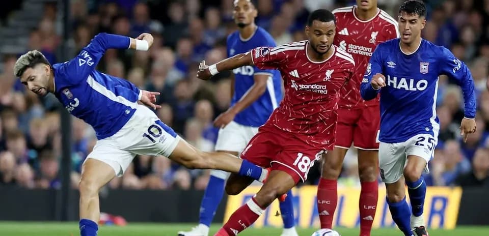 Ipswich and Liverpool players contesting for the ball