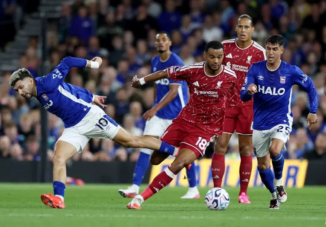 Ipswich and Liverpool players contesting for the ball
