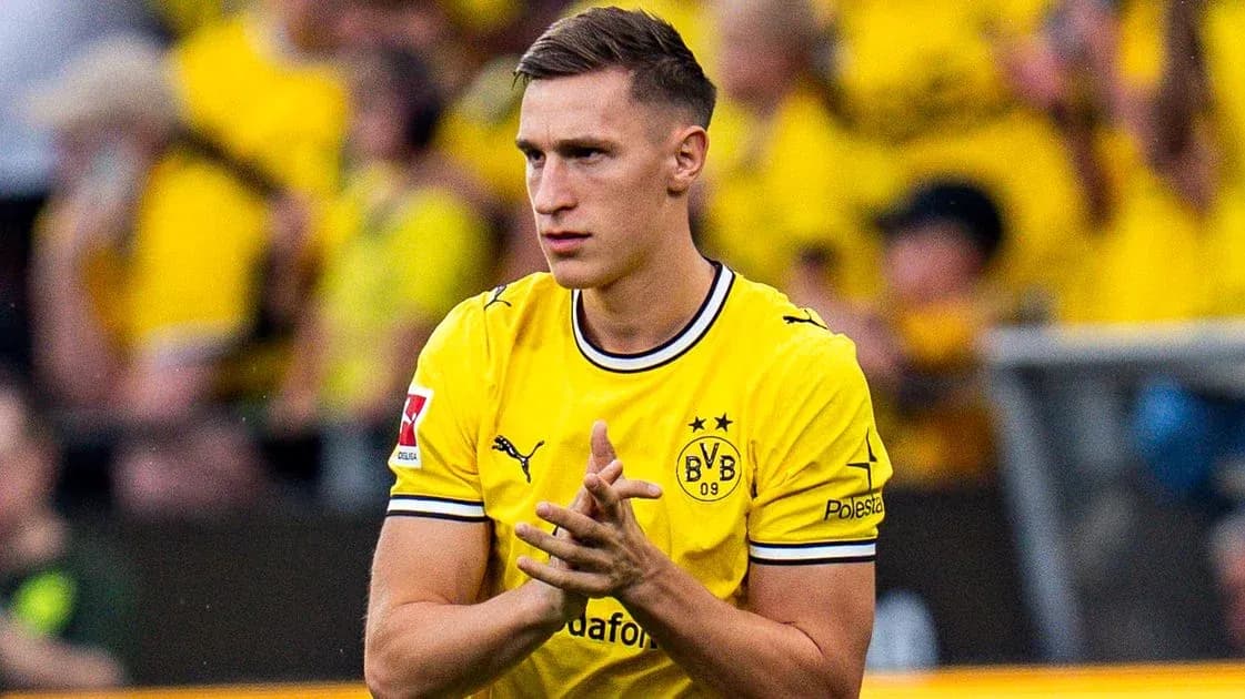 Player in yellow Borussia Dortmund jersey clapping