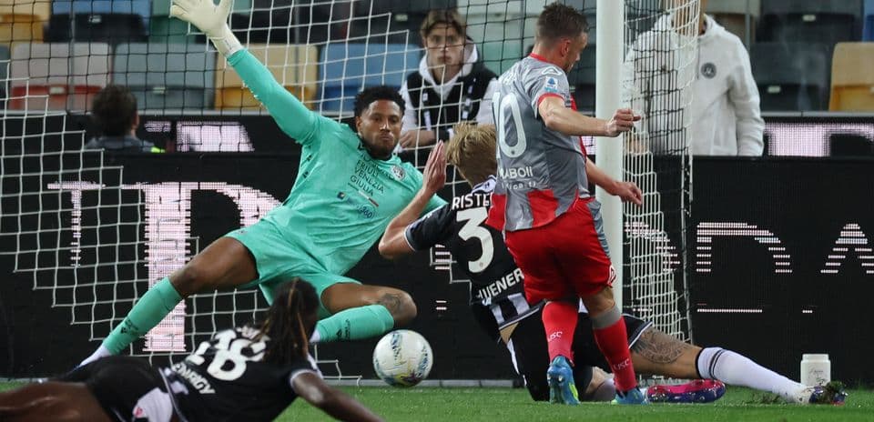 Goalkeeper saves during Udinese vs Cremonese match