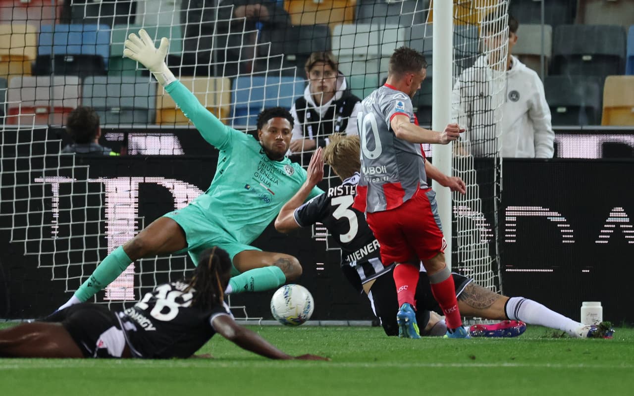 Goalkeeper saves during Udinese vs Cremonese match