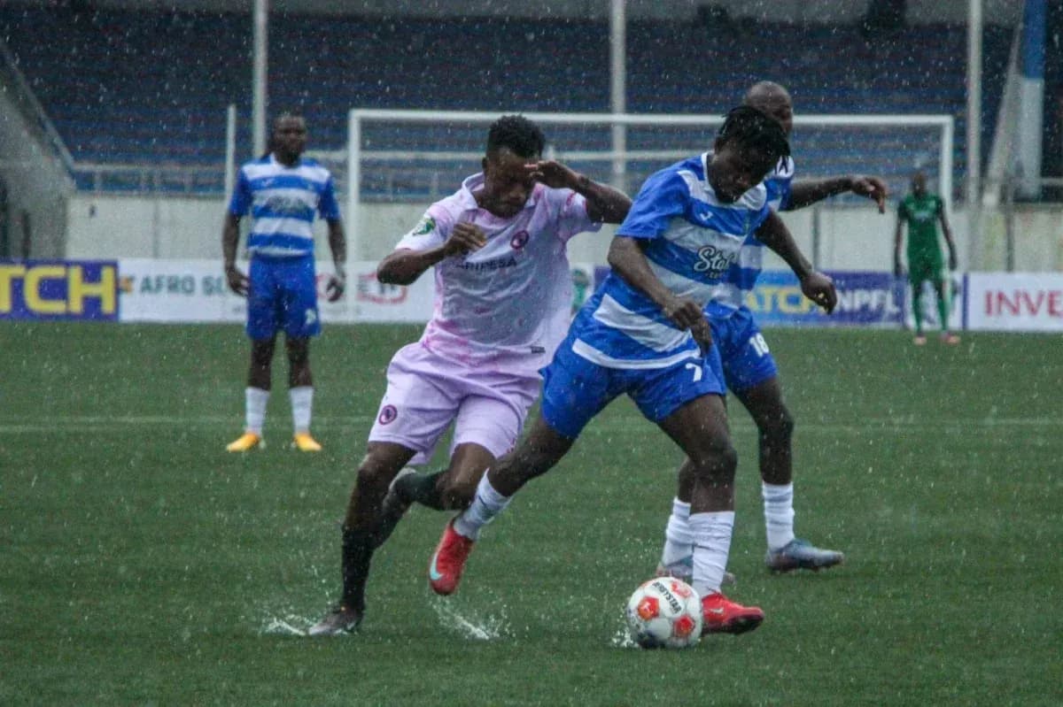 Players competing in Enyimba vs Sporting Lagos match