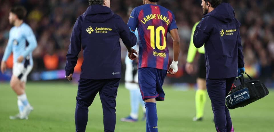 Player Lamine Yamal escorted by medical staff