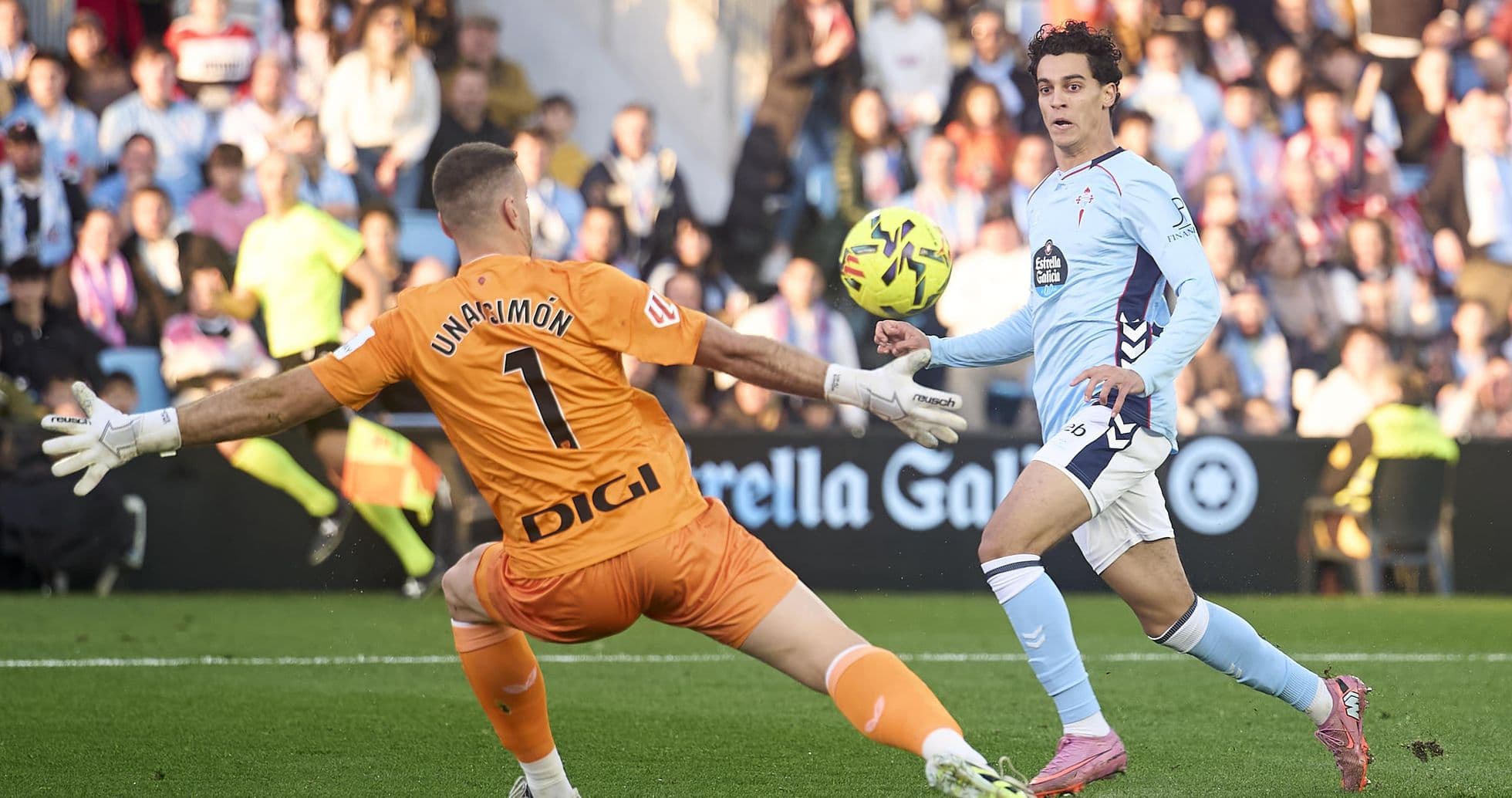 Celta Vigo goalkeeper in action against Athletic Club