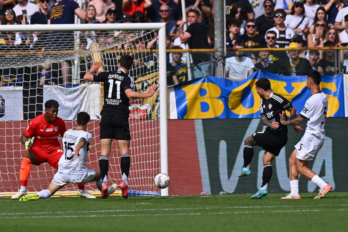 Player attempting to score during Como vs Parma match