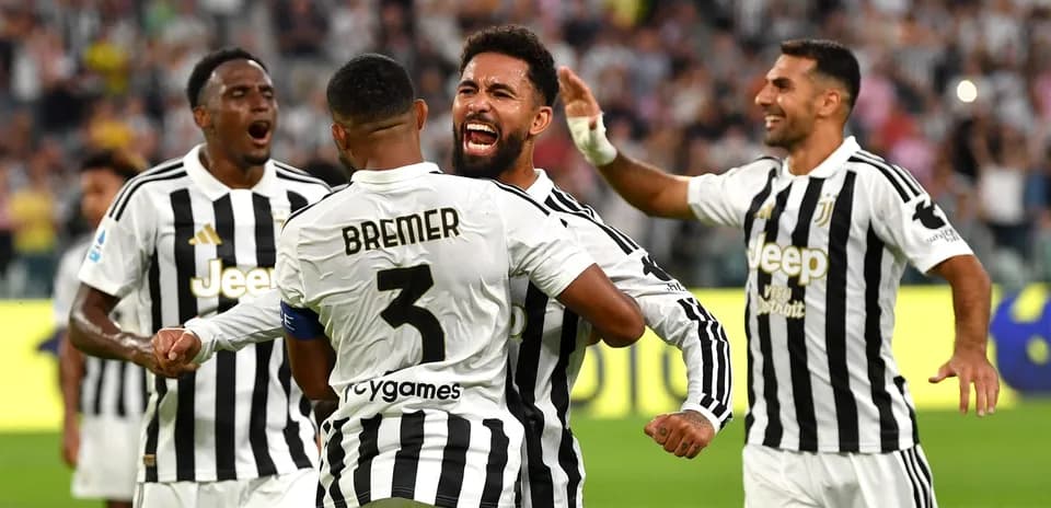 Juventus players celebrating a goal together