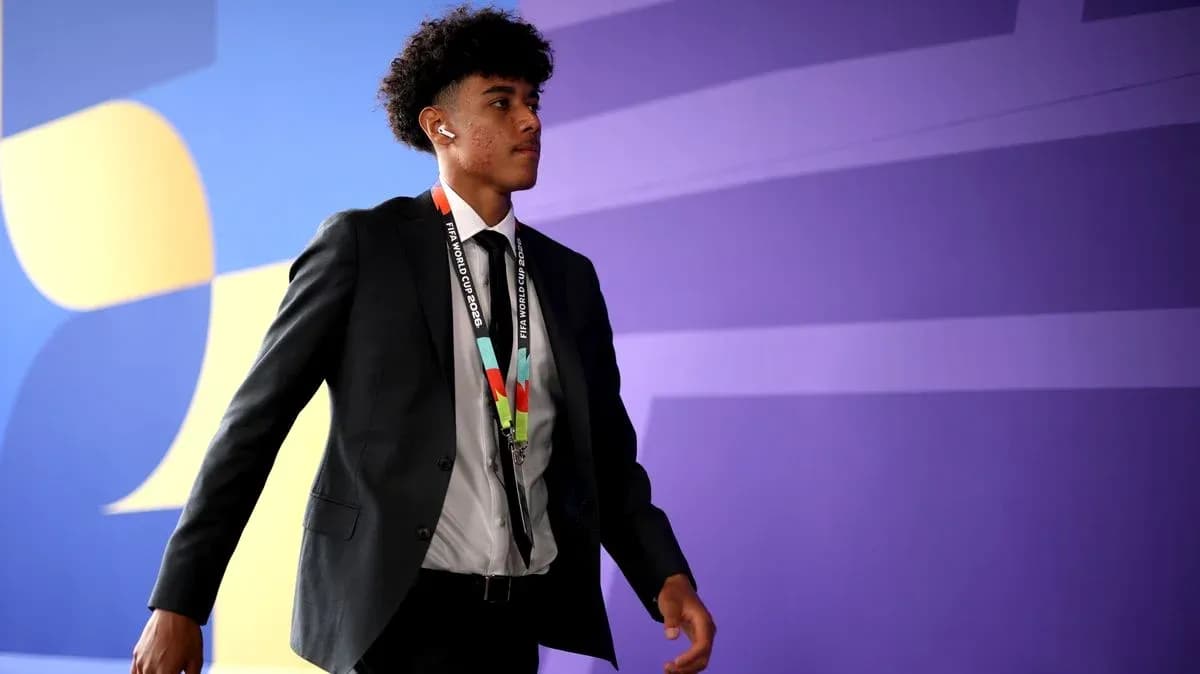 Player arriving in formal attire at event venue
