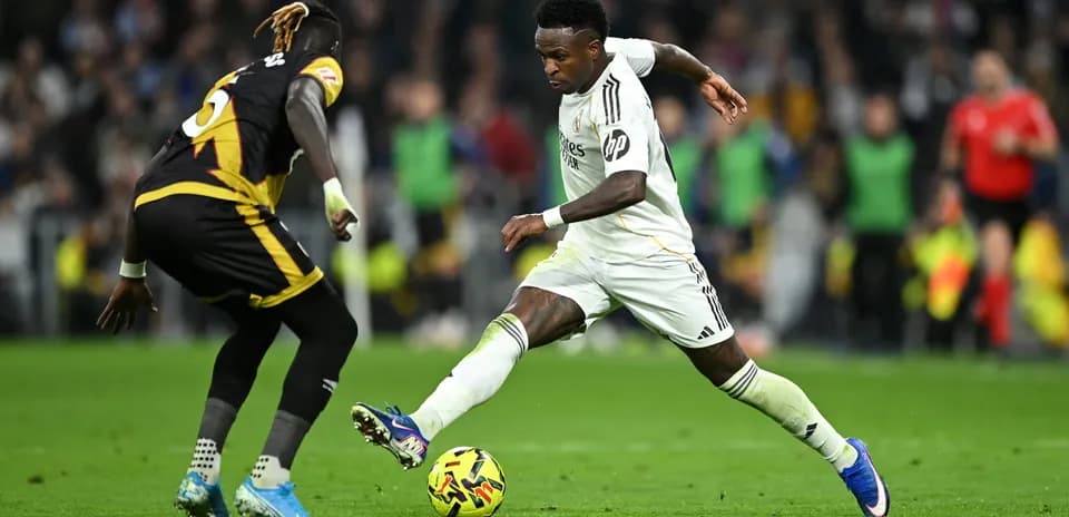 Vinicius Jr. dribbling past Rayo Vallecano player