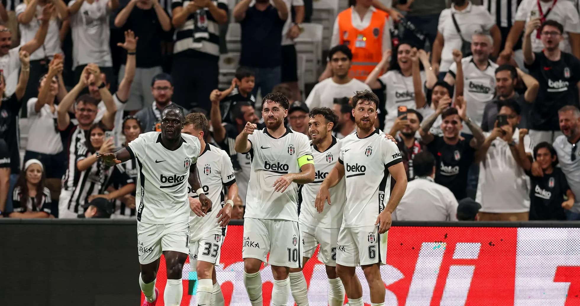 Beşiktaş players celebrating a goal with fans