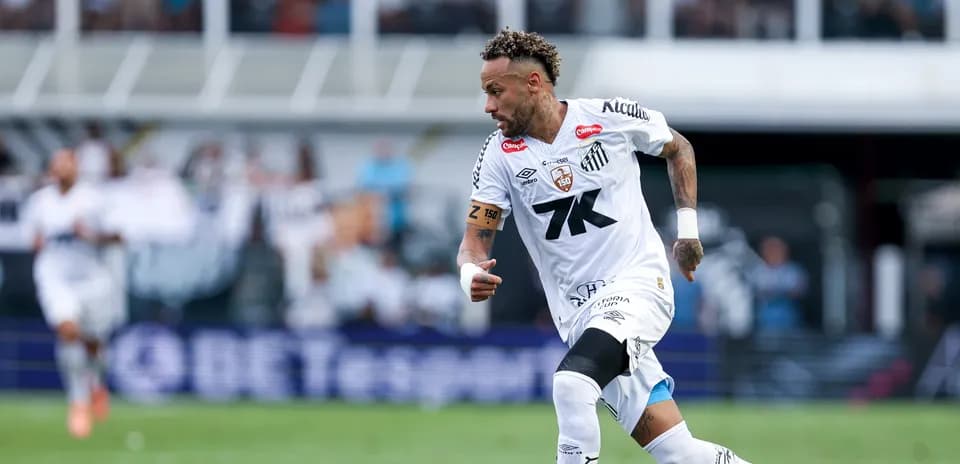Player sprinting during a Santos FC match