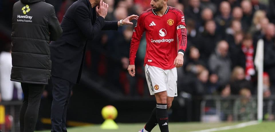 Manager giving instructions to Bruno Fernandes during match