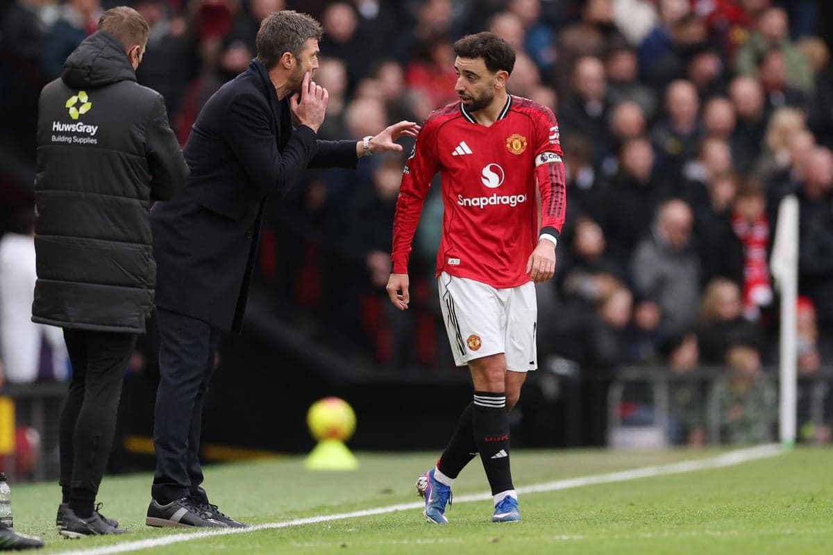 Manager giving instructions to Bruno Fernandes during match
