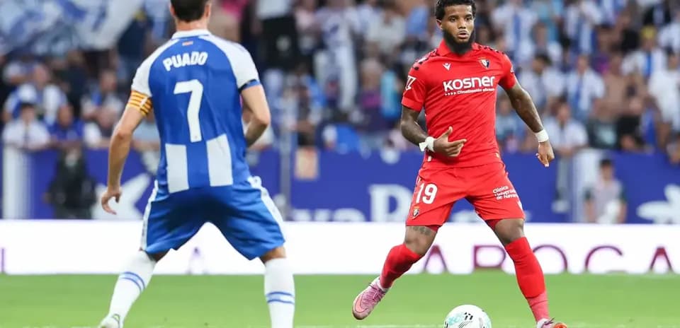 Osasuna player dribbling against Espanyol