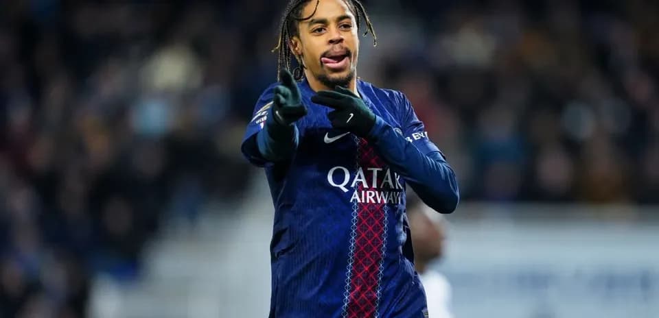 Player gesturing during match in PSG kit