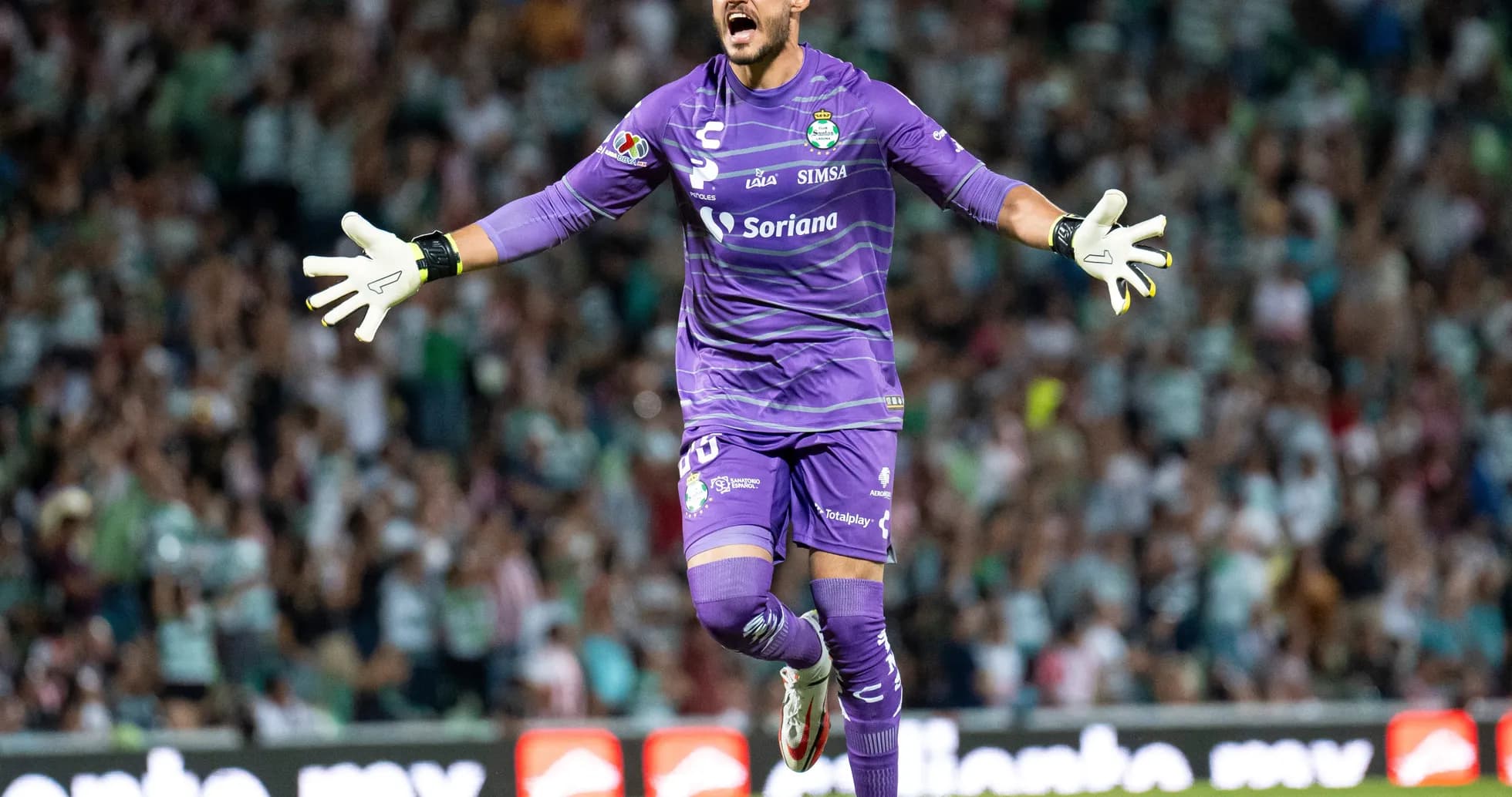 Goalkeeper celebrating during Santos Laguna match