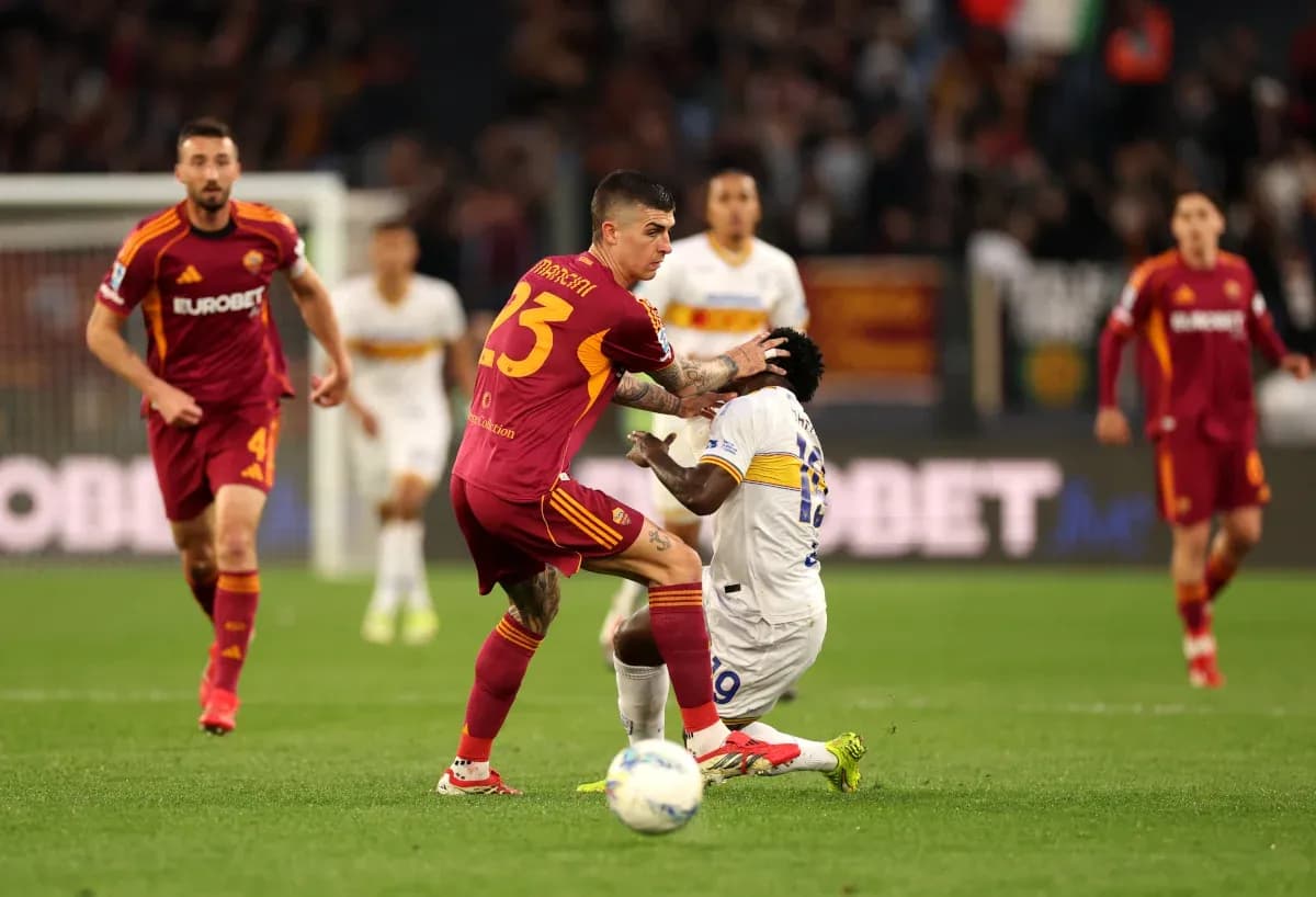 Player challenge during Lecce vs AS Roma match