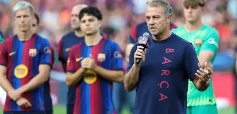 Coach speaking at FC Barcelona event with players