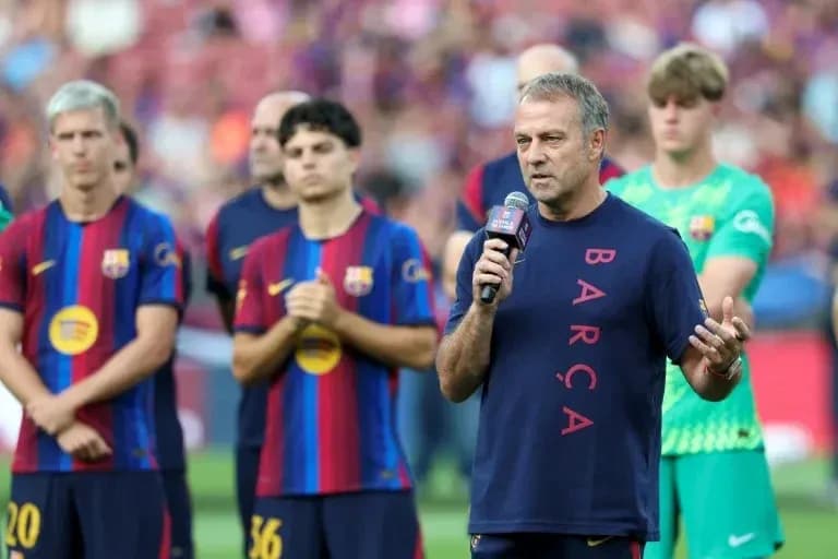 Coach speaking at FC Barcelona event with players