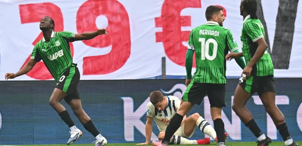 Sassuolo players celebrating during match against Atalanta