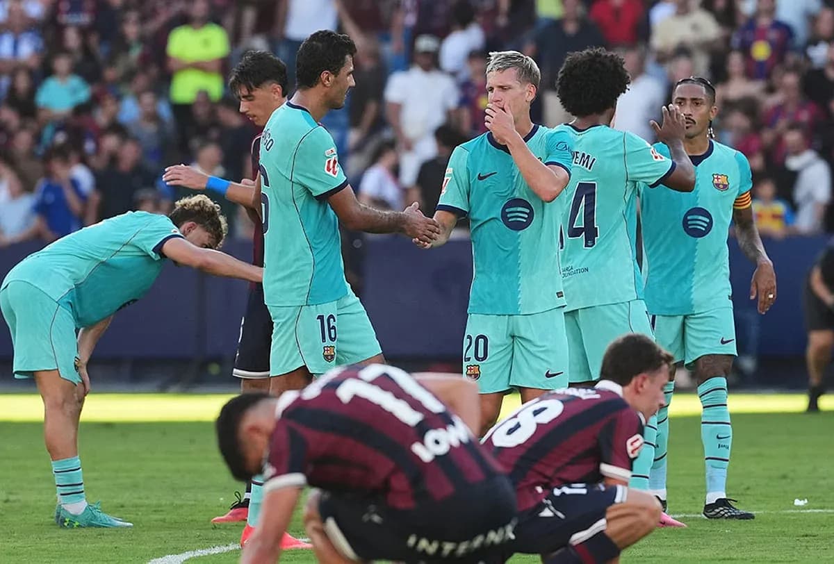 Barcelona players discussing during Levante match