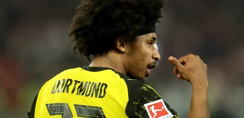 Player in Borussia Dortmund jersey during match