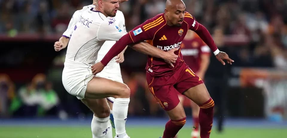 AS Roma player dribbling past Fiorentina opponent