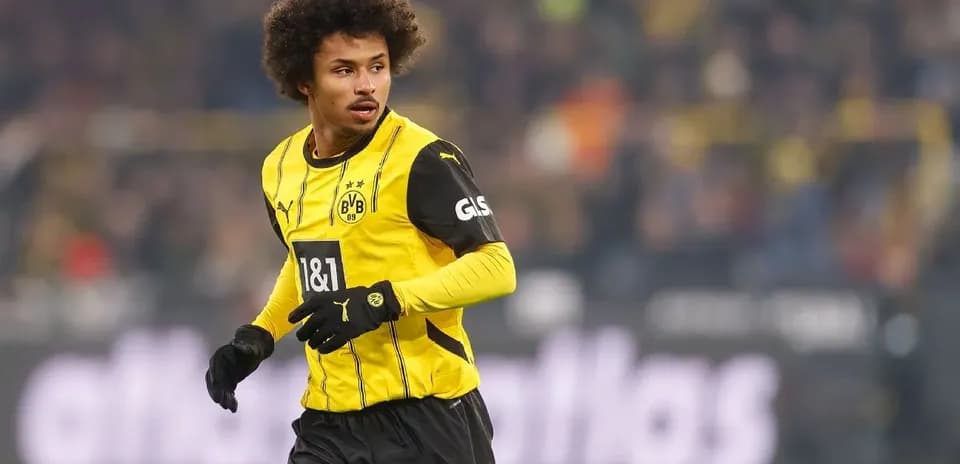 Player in Borussia Dortmund jersey during match