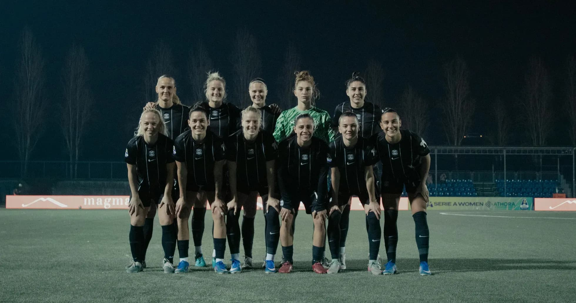 Como W team posing for photo before match