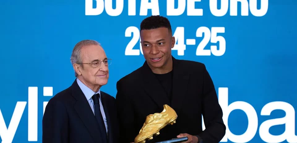 Player receiving Golden Boot award from official