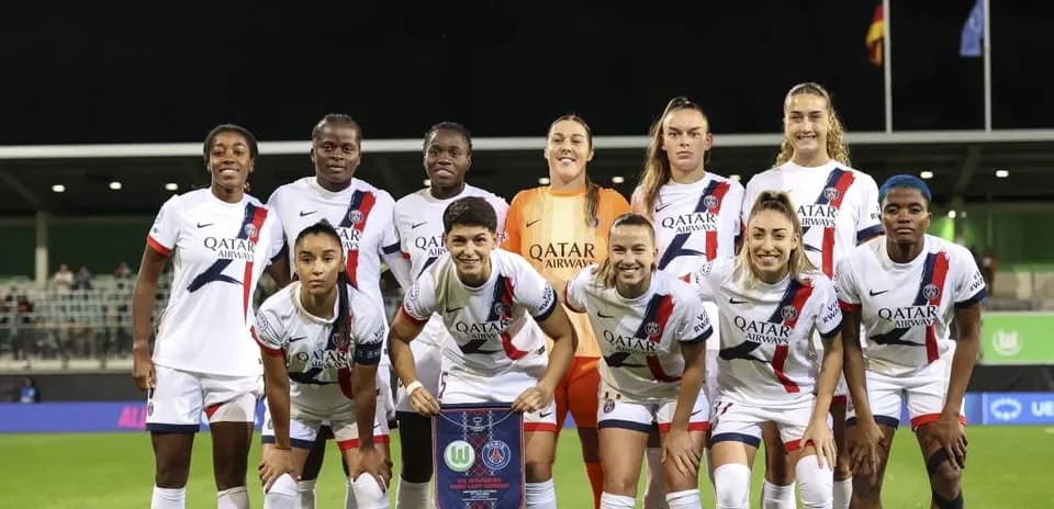 Paris Saint Germain Women team photo before match