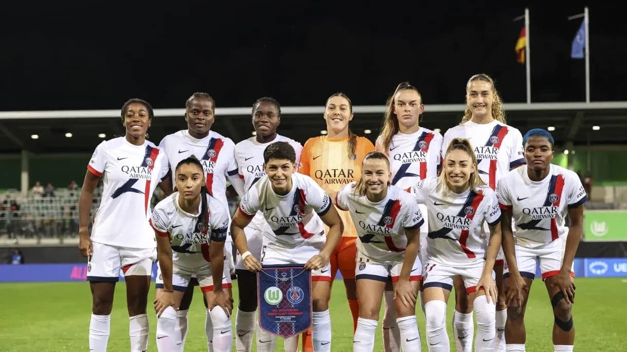 Paris Saint Germain Women team photo before match