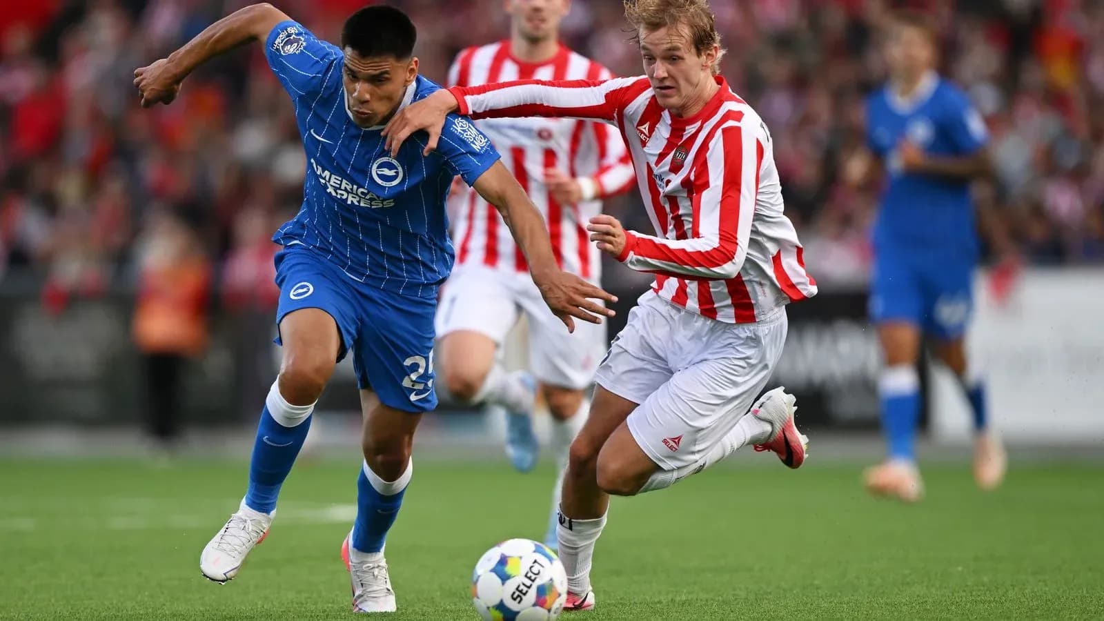 Player in blue being challenged by opponent in red