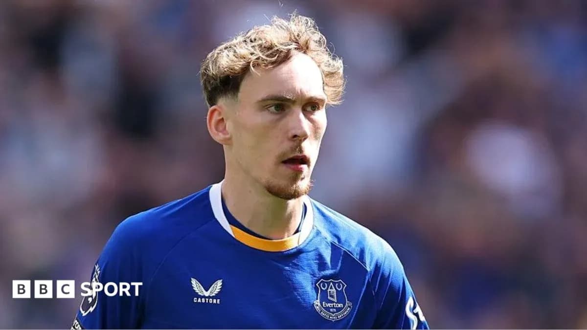 Player in Everton kit during match action