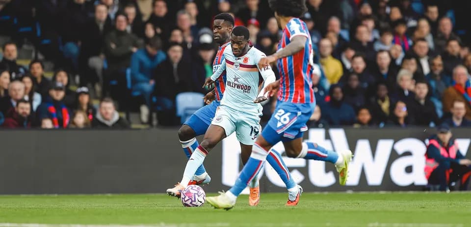 Brentford player dribbling against Crystal Palace defenders