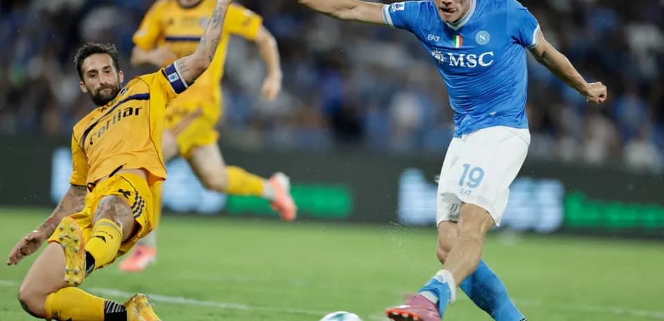 Player from Napoli dribbling past Pisa defender