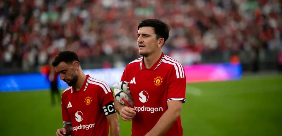 Bruno Fernandes and Harry Maguire leaving the pitch