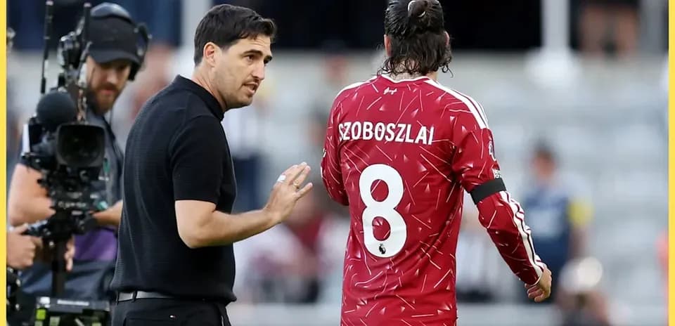 Coach discussing strategy with player Szoboszlai