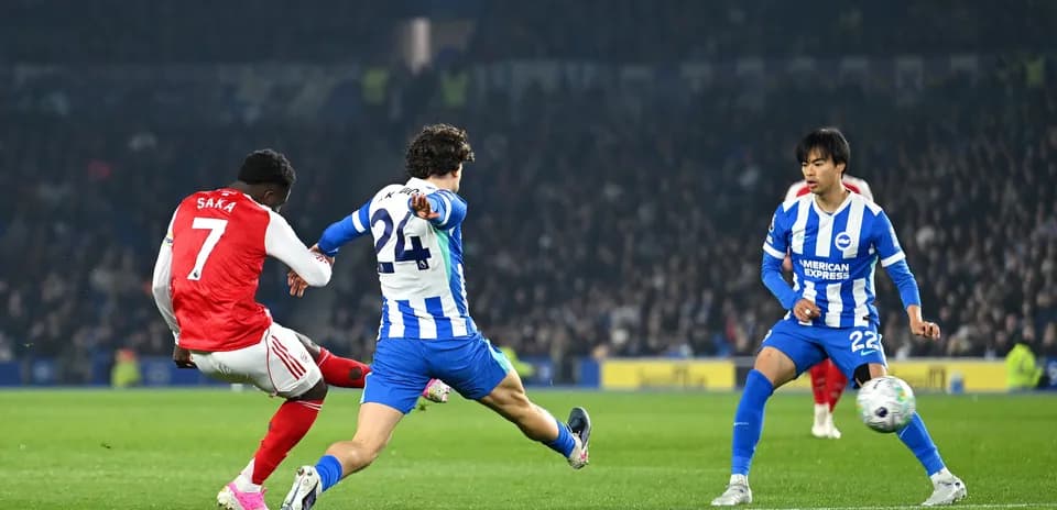 Saka attempting to shoot during Brighton vs Arsenal match