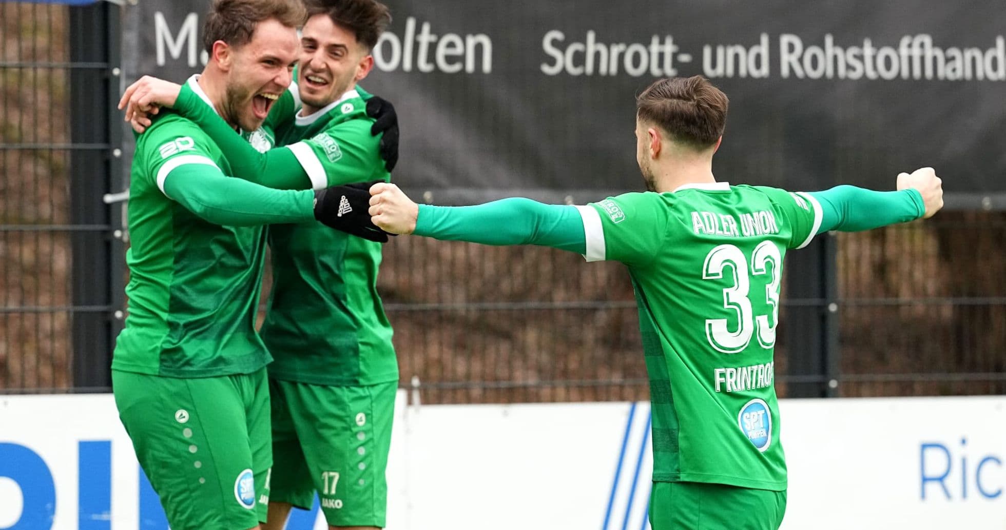 Union Frintrop players celebrating a goal