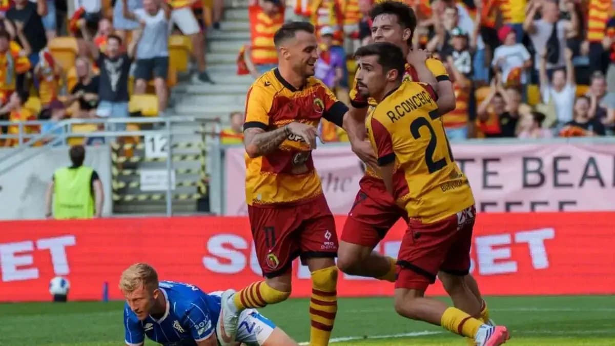 Jagiellonia players celebrating a goal
