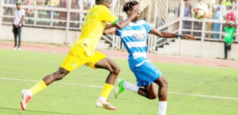 Ikorodu City player challenges Enugu Rangers player
