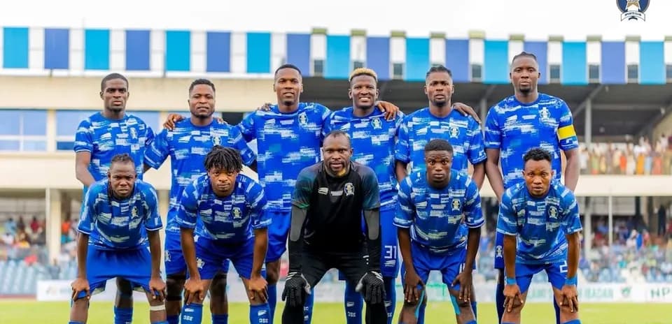Shooting Stars team photo before match