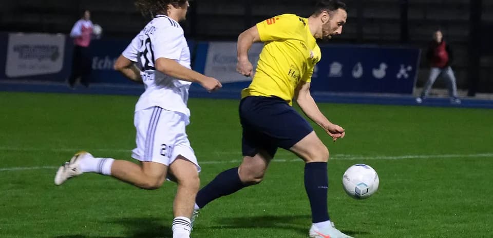 Player dribbling the ball during Monheim match