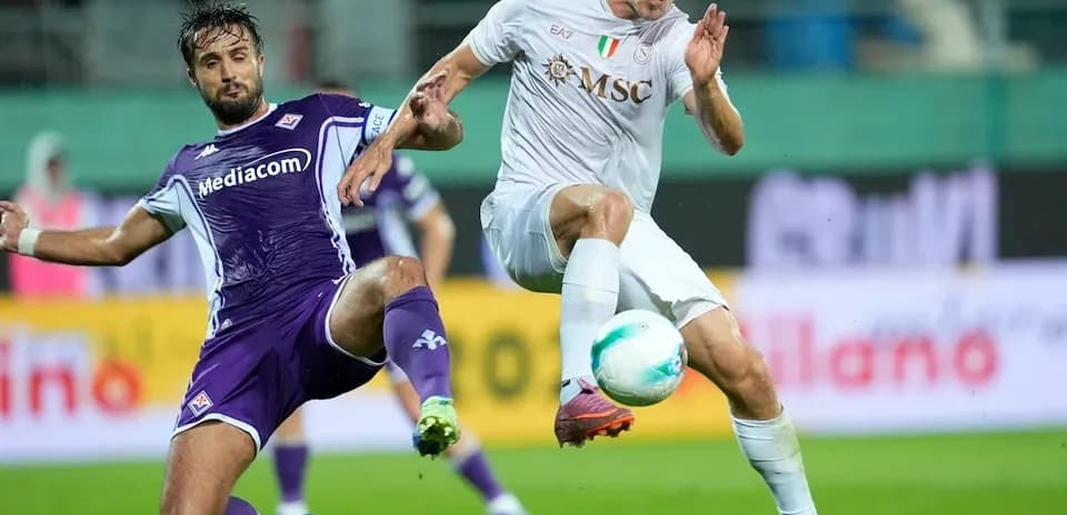 Fiorentina player challenges Napoli opponent for ball