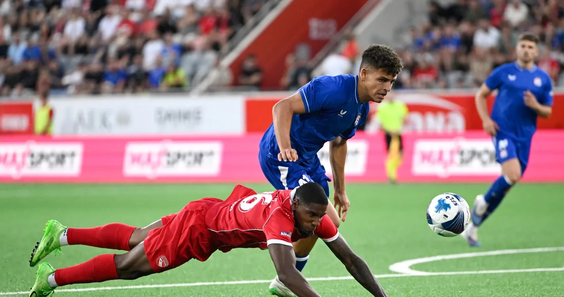 Dinamo Zagreb player challenging FC Thun opponent