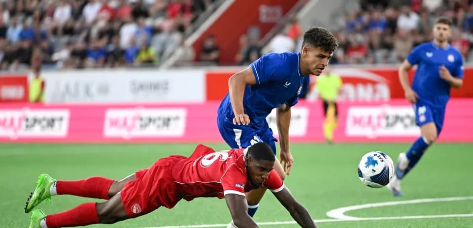 Dinamo Zagreb player challenging FC Thun opponent