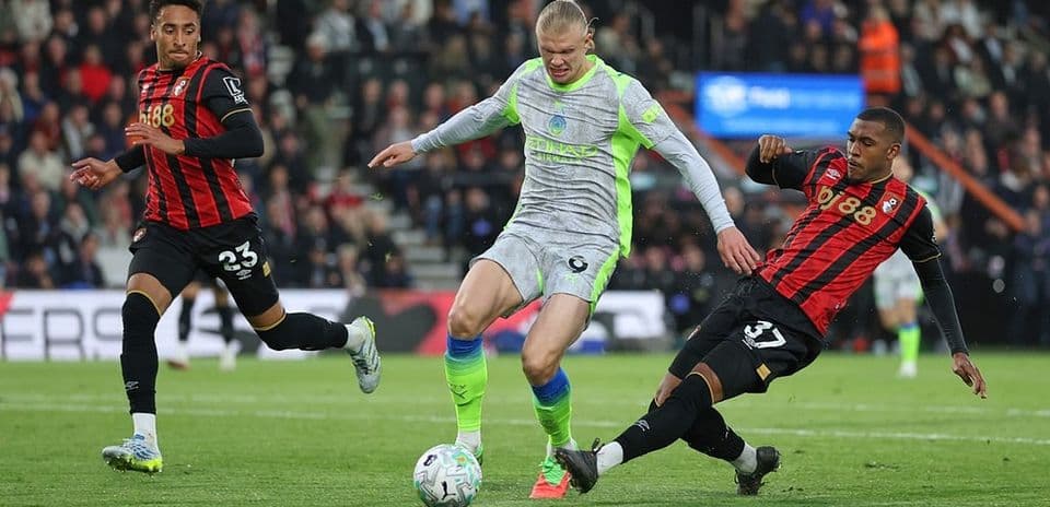 Erling Haaland evading Bournemouth defenders