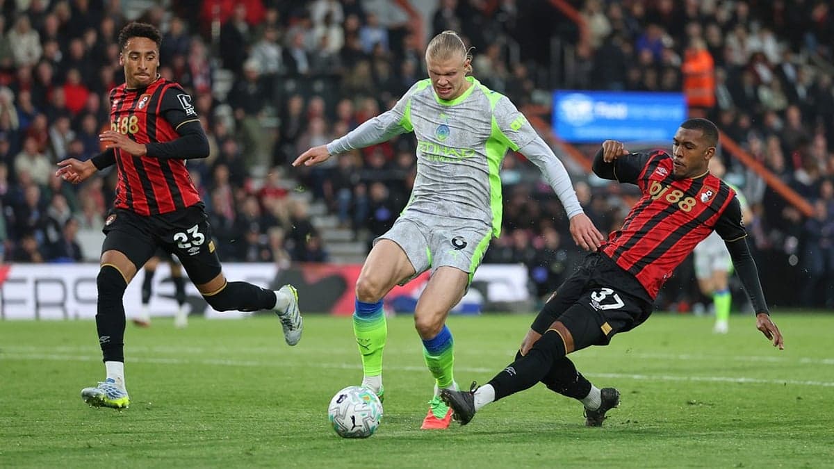 Erling Haaland evading Bournemouth defenders