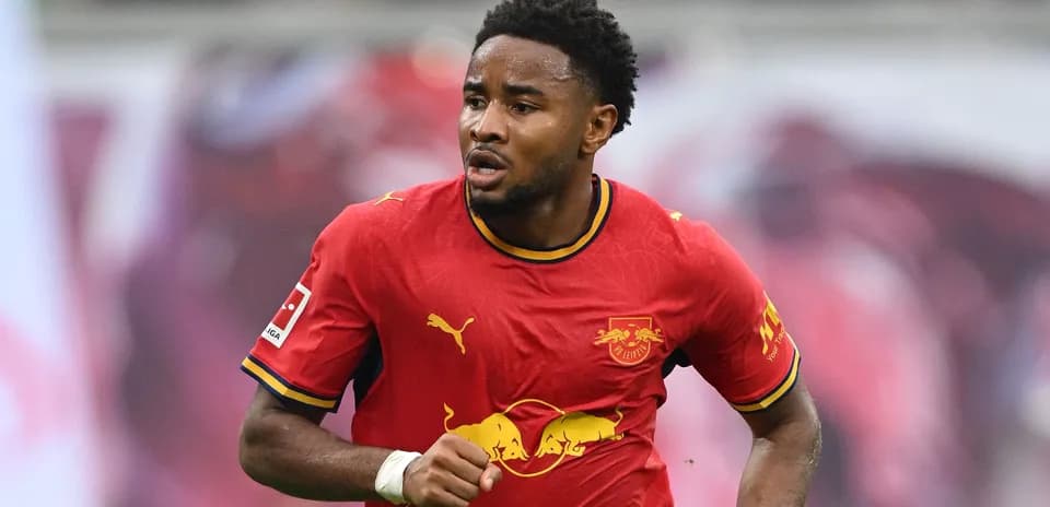 Player running in RB Leipzig's red home jersey